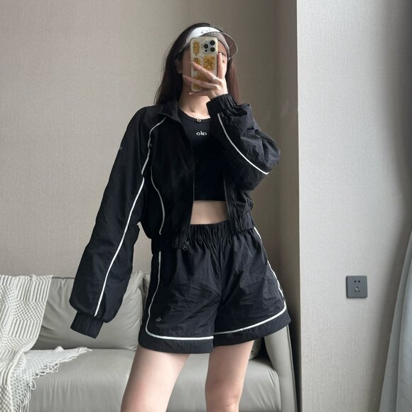 Alo yoga Women's Black casual sportswear set with sun protection - Picture 6 of 6